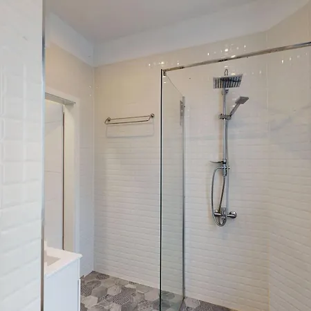 A Lovely 2 Bedroom In The Heart Of Apartment