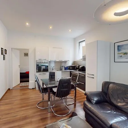 A Lovely 2 Bedroom In The Heart Of Apartment